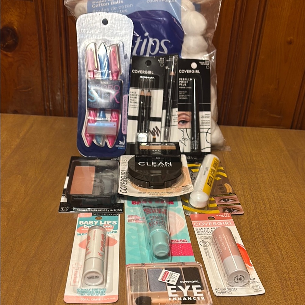 COVERGIRL Black and Pink Lip Balm Gloss Set